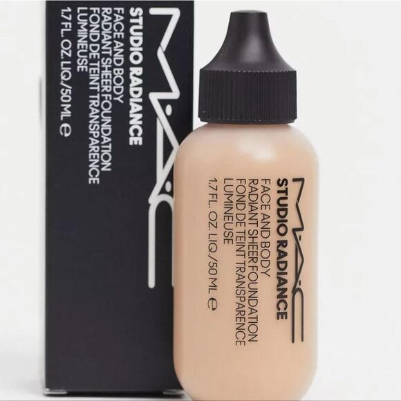 Mac Cosmetics Studio Face & Body Foundation - Picture 2 of 5